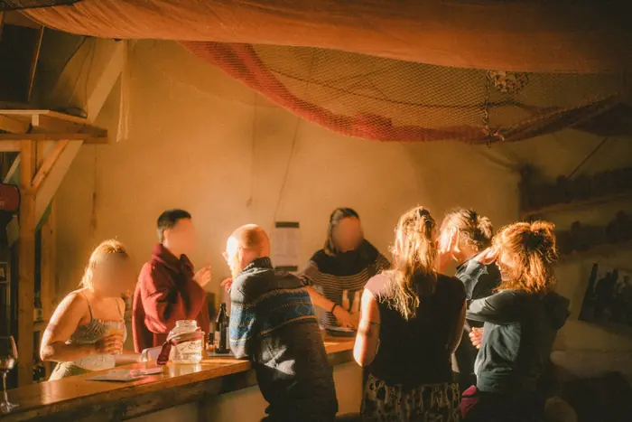 Menschen am Tresen im warmen Licht
