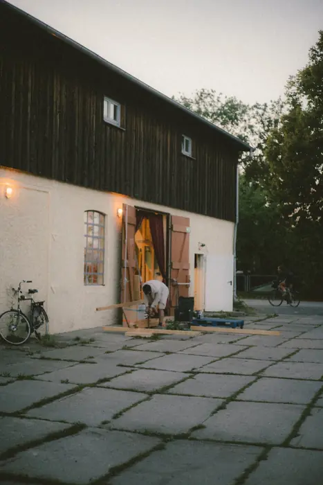 Der Heineschuppen von außen, Fahrräder am offenen Tor