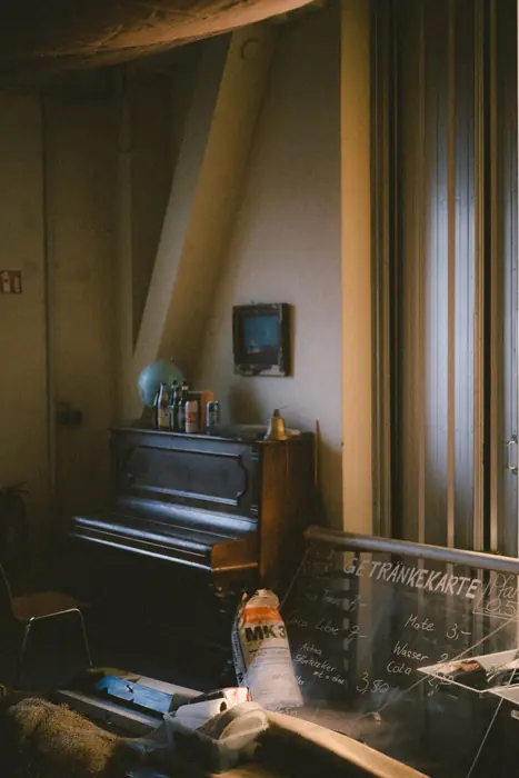 Klavier und die Tafel mit der Getränkekarte