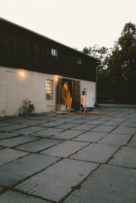 Hof vor dem Schuppen am Abend, das Tor steht offen