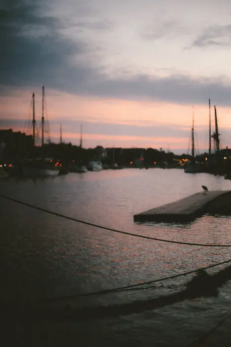 Der Hafen im Abendrot, Masten und Stege
