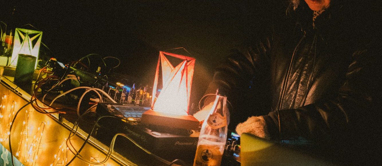 Barabend im Kulturkessel: DJ-Pult mit Lichterketten